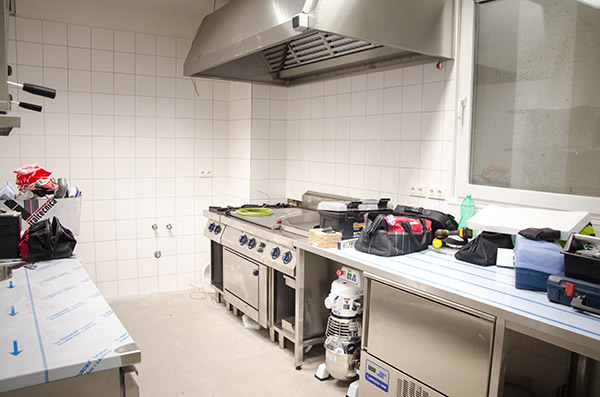 Simplé Brno - montáž kuchyně - varná část