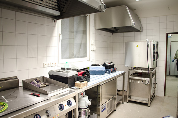 Simplé Brno - montáž kuchyně - varná část, konvektomaty