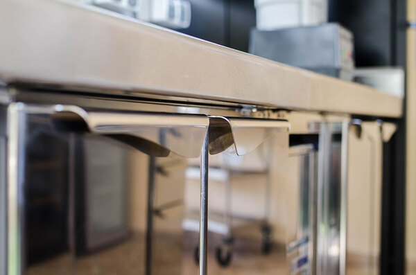 Detail proveden&iacute; dv&iacute;řek nerezov&eacute;ho baru