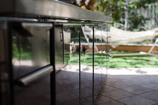 Detail proveden&iacute; dv&iacute;řek nerezov&eacute;ho baru